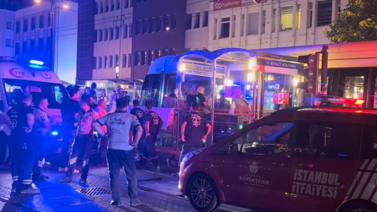 İstanbul Fatih’te raylara düşen adam tramvayın altında kalarak öldü