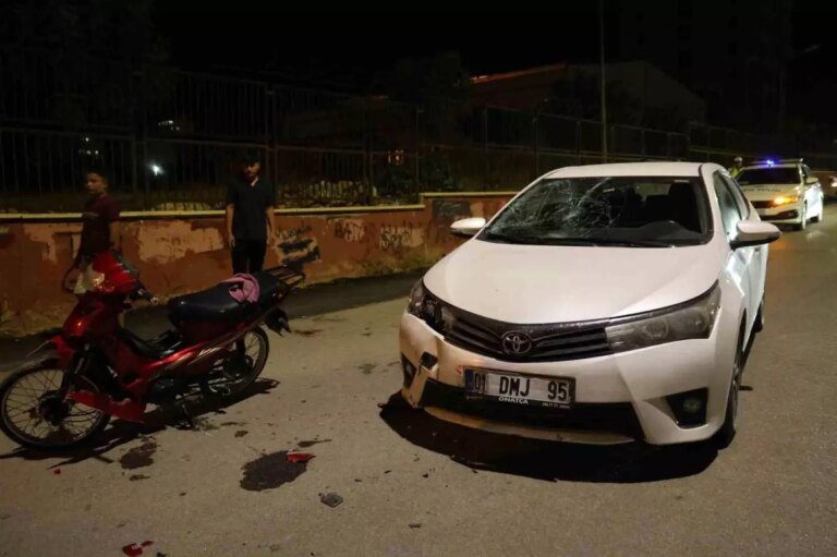 adanada motosiklet ve otomobil carpisti 2 yarali ixtTVU7l