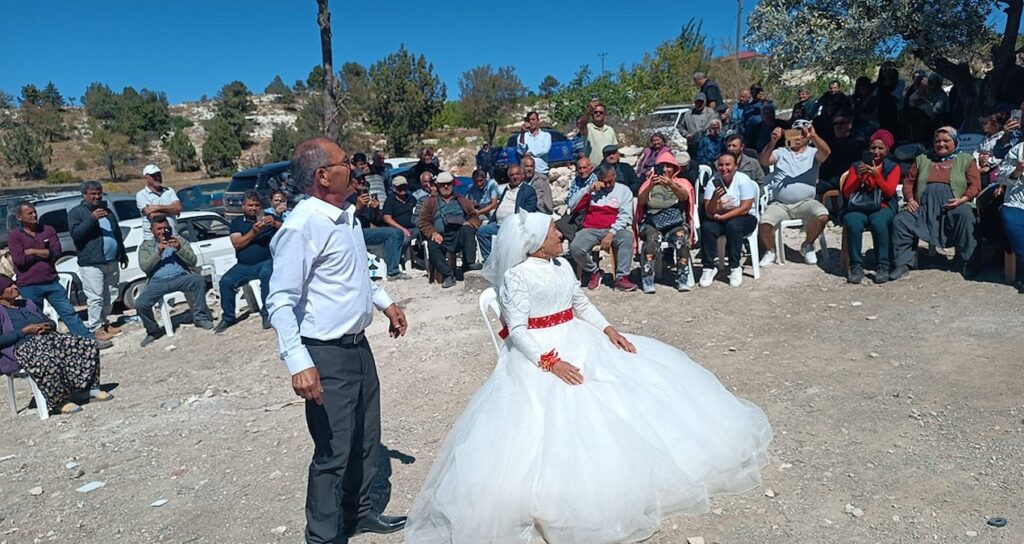 Evlendikten 40 yıl sonra düğün yaptılar