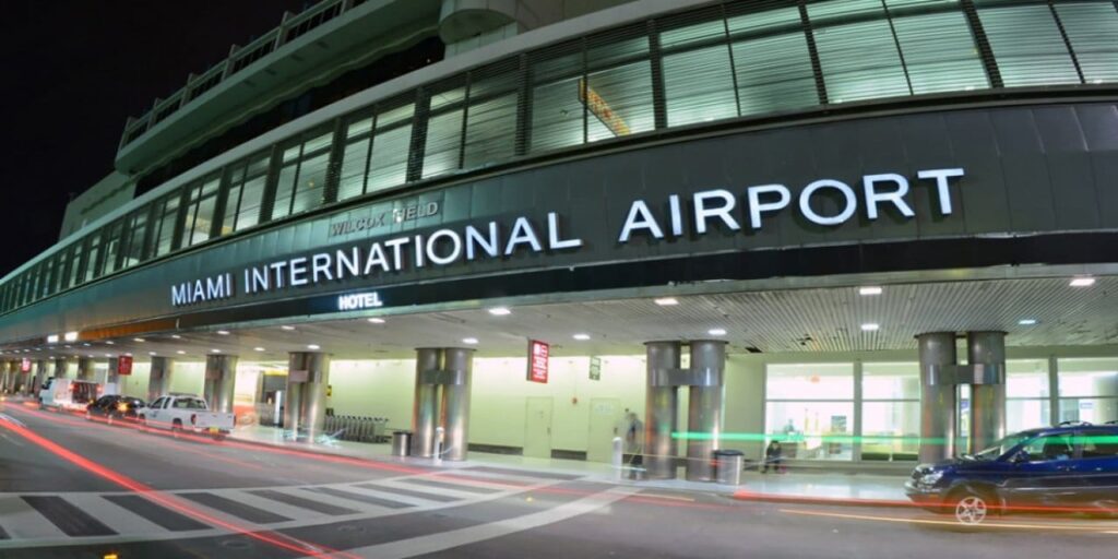 Havalimanında başkasının çocuğunu alıp kaçtı