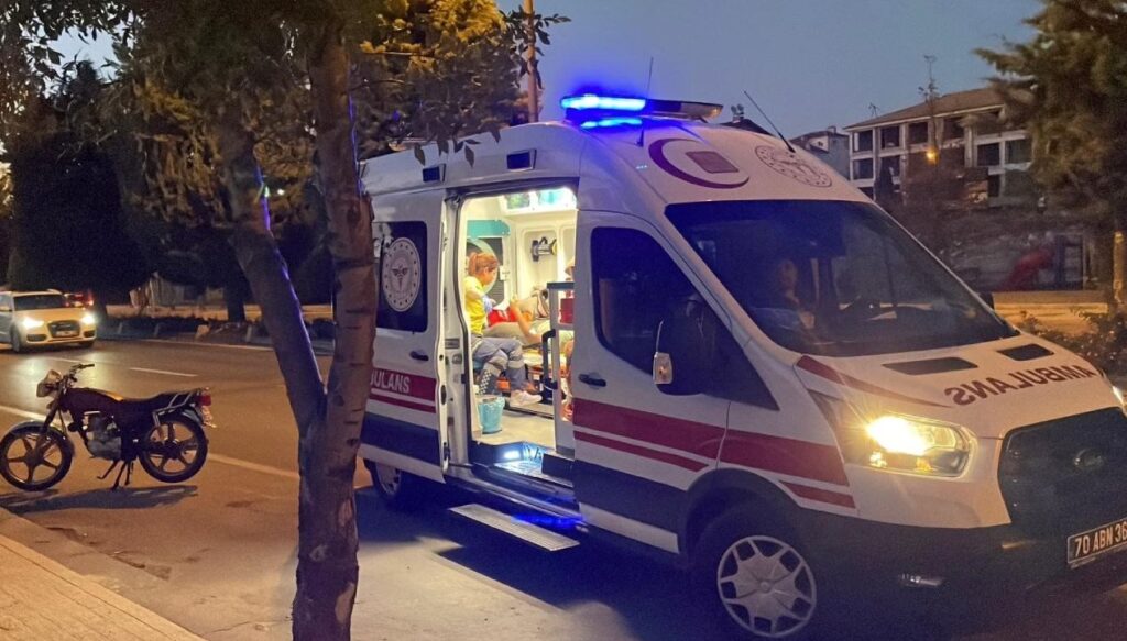 Otomobil çarptığı motosikleti 70 metre sürükledi, sürücü kaçtı