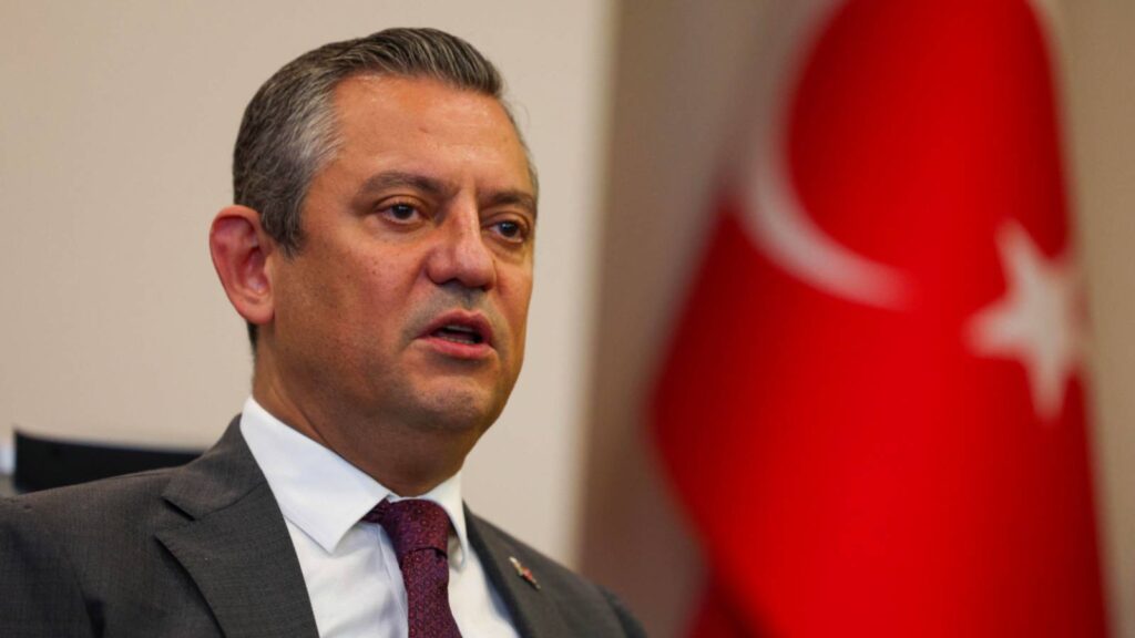 Özgür Özel: Bizi koltuğumuzdan ordu ve polisle döve döve atabilirler; onlar hukukun dışında neyi göze alırsa, fazlasını göze alırız