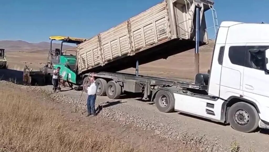 Tekman Beyköy Mahallesi Yolu Sıcak Asfaltla Kaplanarak Çamur Sorununa Son Verdi