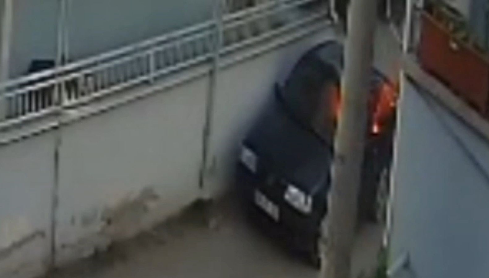 husumetlisinin arabasini benzin dokup yakti T3tPdRg4