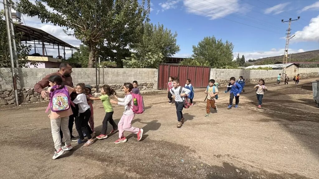 İmam Demir, Camiyi Çiçek Bahçesine Dönüştürdü