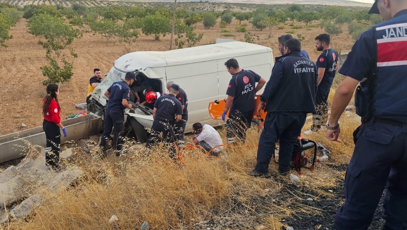 kamyonet sarampole uctu aracta sikisan kisiler agir yaralandi W2Nl9GAG