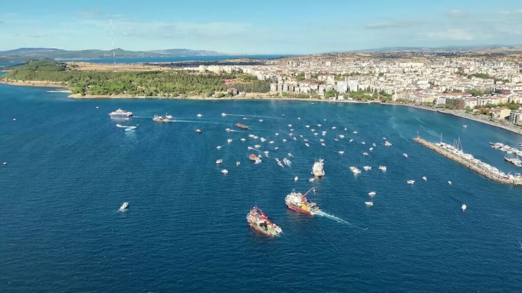 kuresel sumud filosuna destek icin turk ve filistin bayraklariyla donatilan teknelerden bogaz turu lHxur2ck