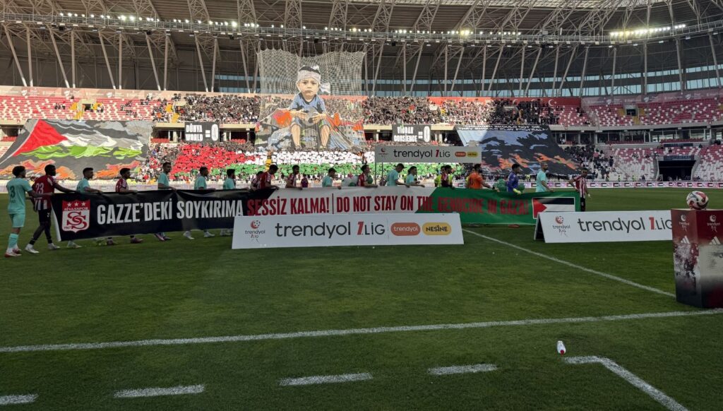 Sivasspor’dan Gazze koreografisi: “Dünya:0-Vicdan:0”