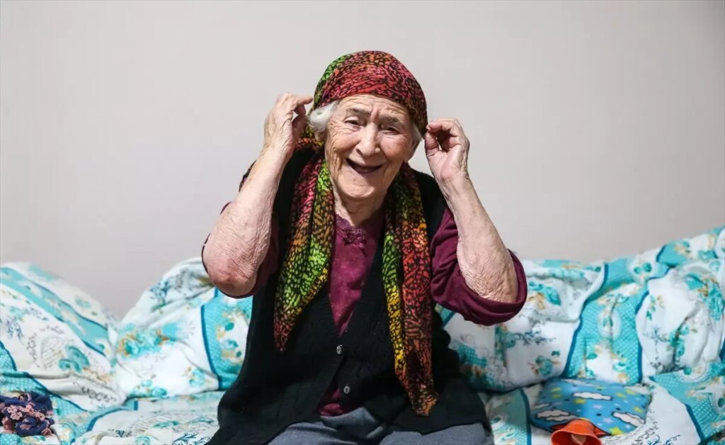 114 Yaşındaki Fatime Nineye Oğlu Bakıyor