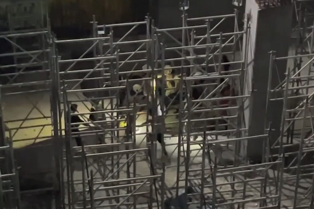 Beyoğlu’ndaki metro inşaatında iskele çöktü, bazı işçiler yaralandı