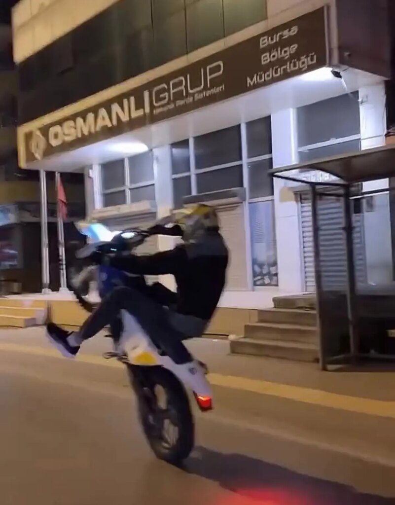 Bursa’da Tek Teker Üstünde Akrobasi Yapan Motosikletli