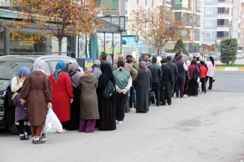 Çorum’da Hamsi Fiyatları 40 TL’ye Düşünce Kuyruklar Oluştu