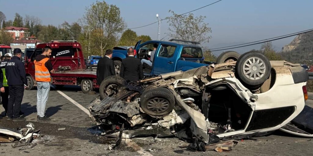 Ehliyetsiz sürücü kamyonetle çarpıştı: 1 ölü 2 yaralı