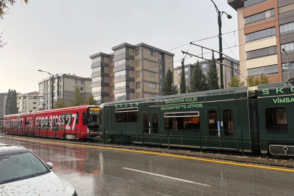 Gaziantep’te sağanak sırasında yıldırım tramvaya isabet etti seferler kısa süreliğine durdu