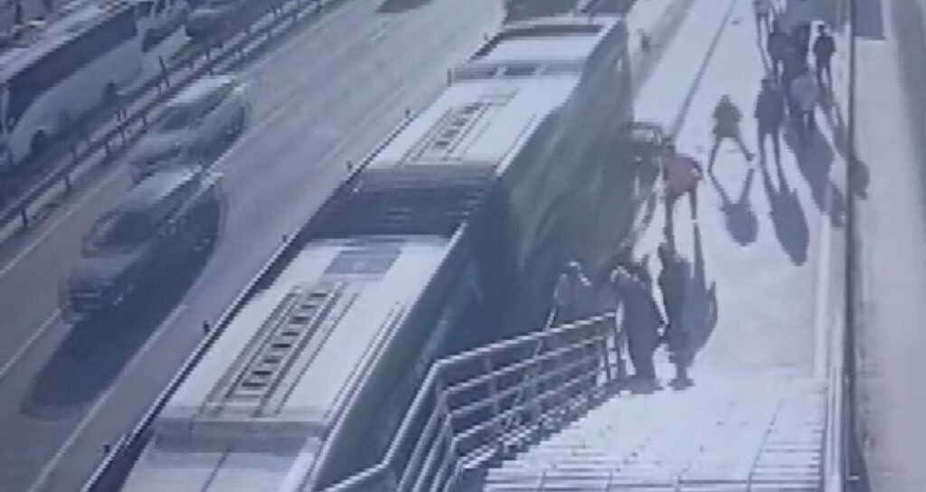 Metrobüste dehşet anları! Tekerlekli sandalyesiyle ezilen yolcu öldü