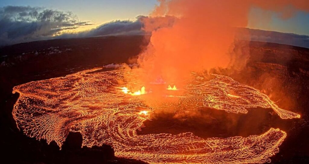 Volkan 38. kez patladı: Halk ‘lav şöleni’ için sıraya girdi