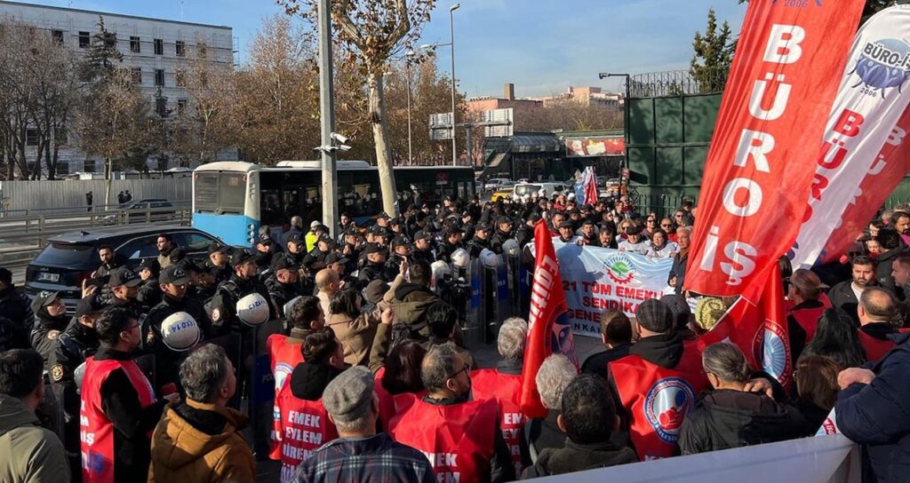 Adil gelir talebine polis ablukası