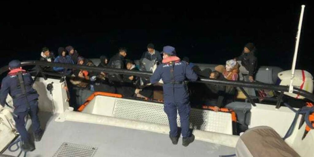 Bodrum açıklarında sürüklenen botta bulunan 23 göçmen kurtarıldı
