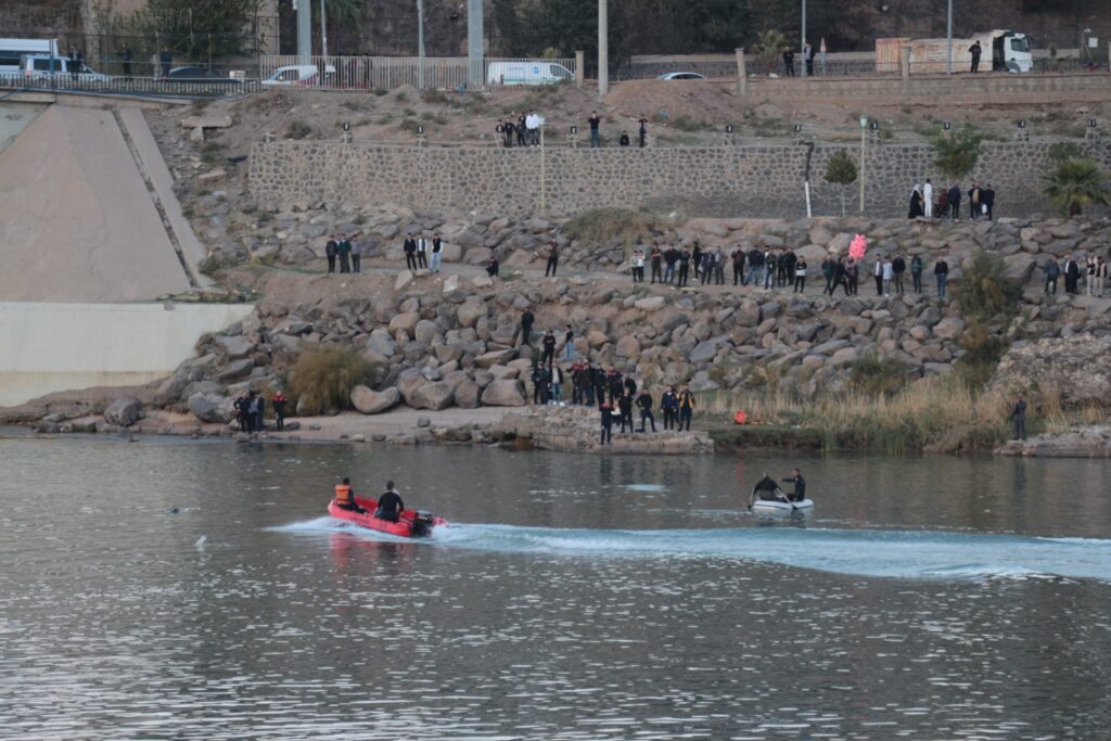 Düşen terliğini almak isterken suya düşen çocuk kayboldu