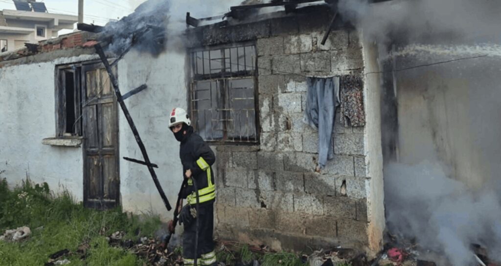 Evinde çıkan yangında yaralandı