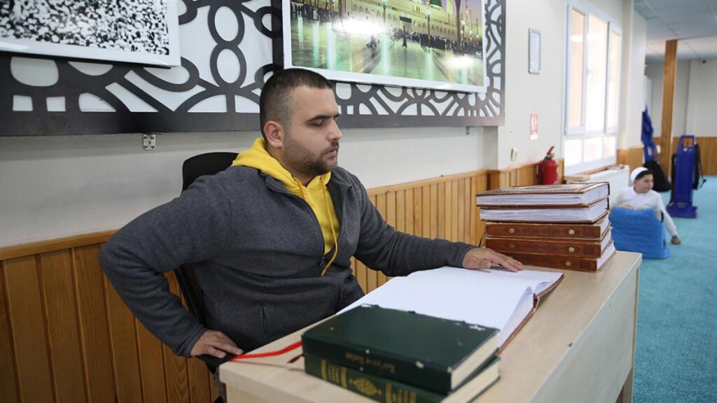 Görme engelli hafız öğrencileri Kur’an-ı Kerim ile tanıştırıyor