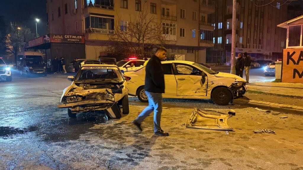 Kayseri’de iki otomobil çarpıştı: Savrulan araçlardan biri yayalara çarptı