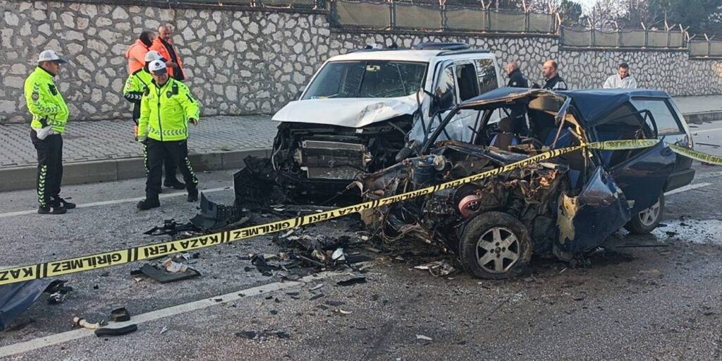 Kediye çarpmamak için karşı şeride geçti: Feci kazada 2 kişi hayatını kaybetti