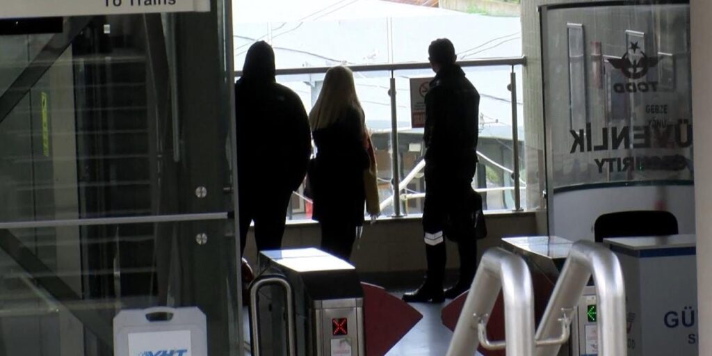Marmaray’da büyük panik! Raylara düştü seferler durdu