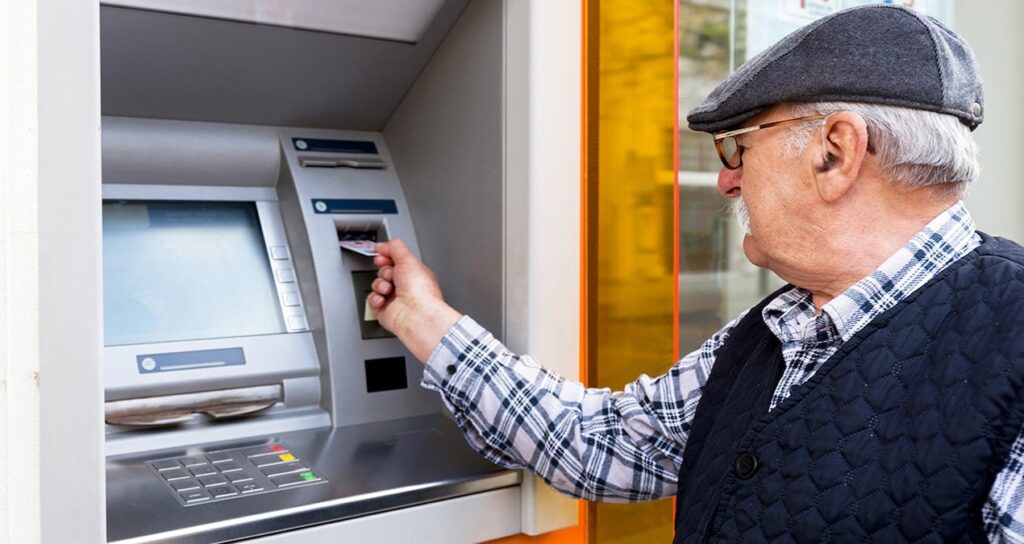 ATM’den para çeker çekmez ayrılan yandı