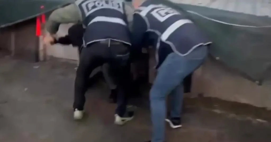 Tavuk kümesine saklandı, öksürünce yakalandı