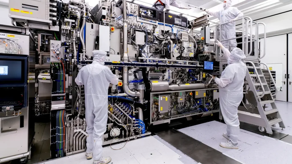 Çip ekipmanı tedarikçisi ASML, 1.700 kişiyi işten çıkarıyor